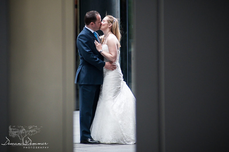 Kiss between pillars in London